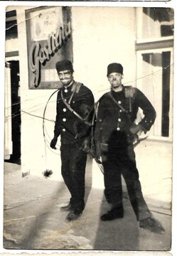 Ivan Mrhar s sodelavcem pred gostilno Sovič v Postojni